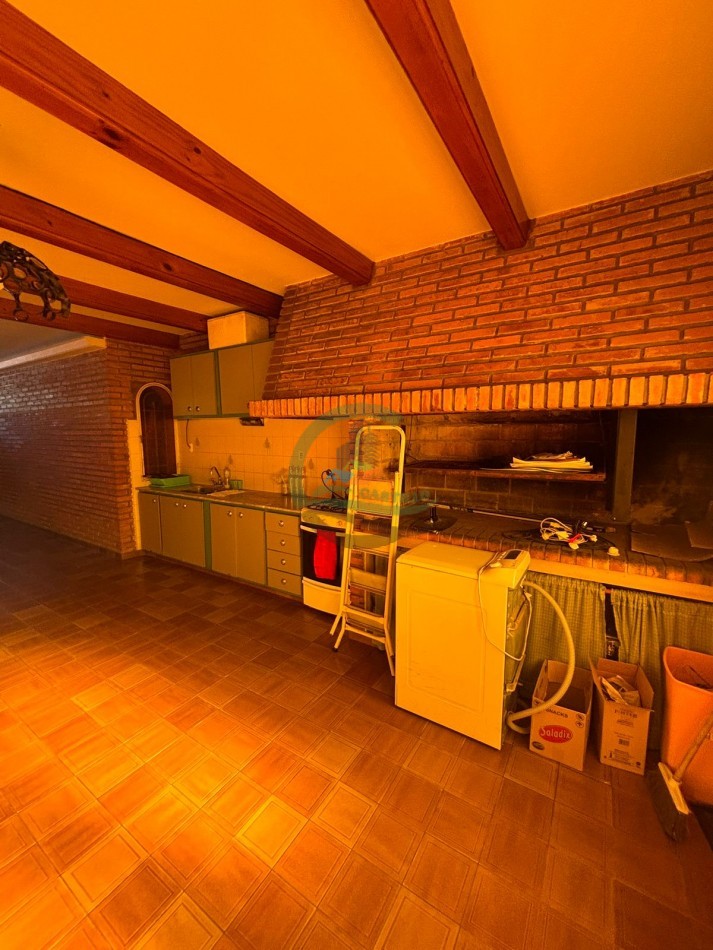 Casa 4 dorm con local - Bolivar