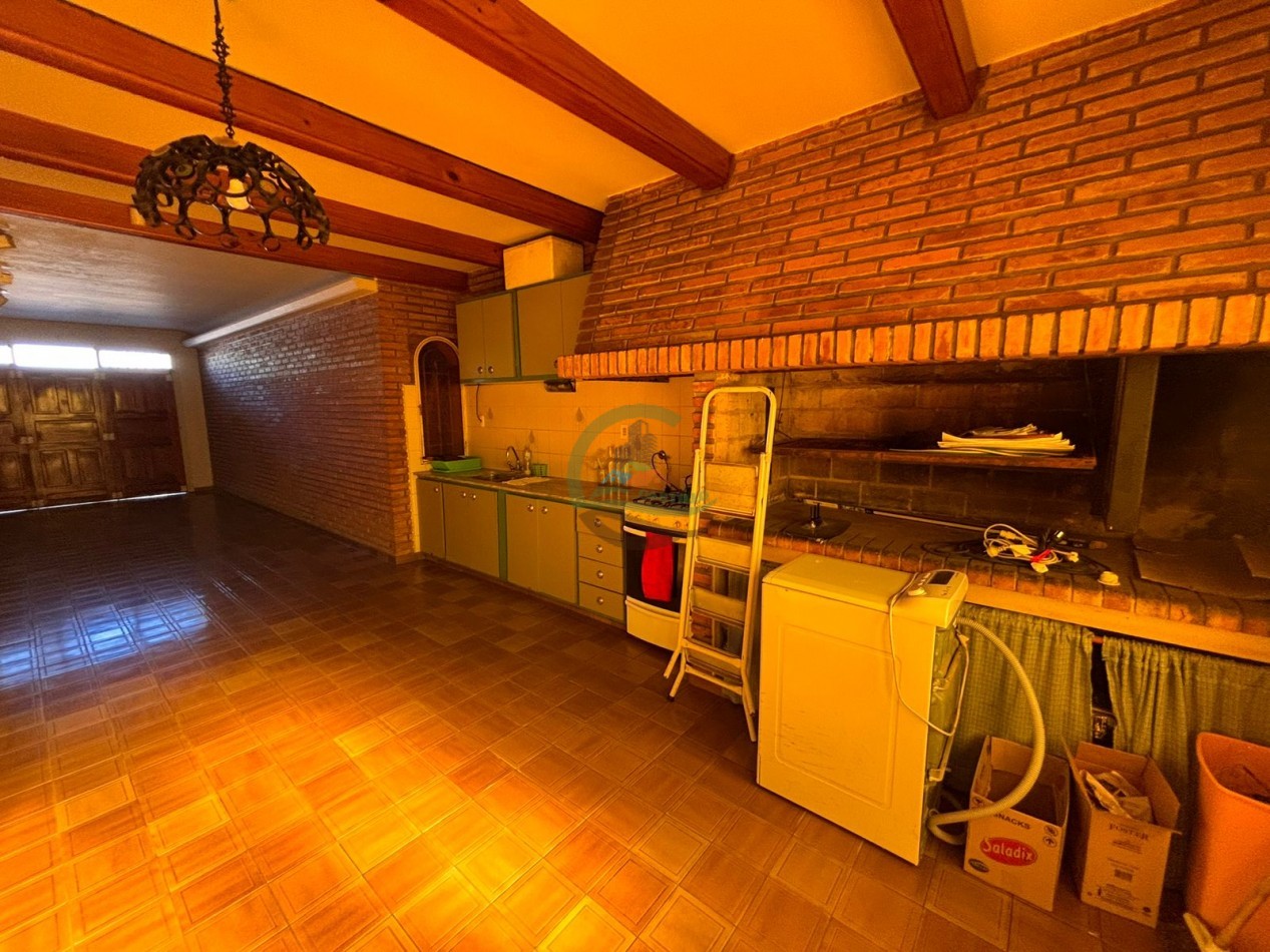 Casa 4 dorm con local - Bolivar